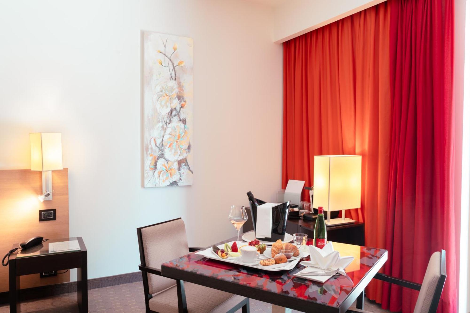 Ariha Hotel โกเซนซา ภายนอก รูปภาพ
