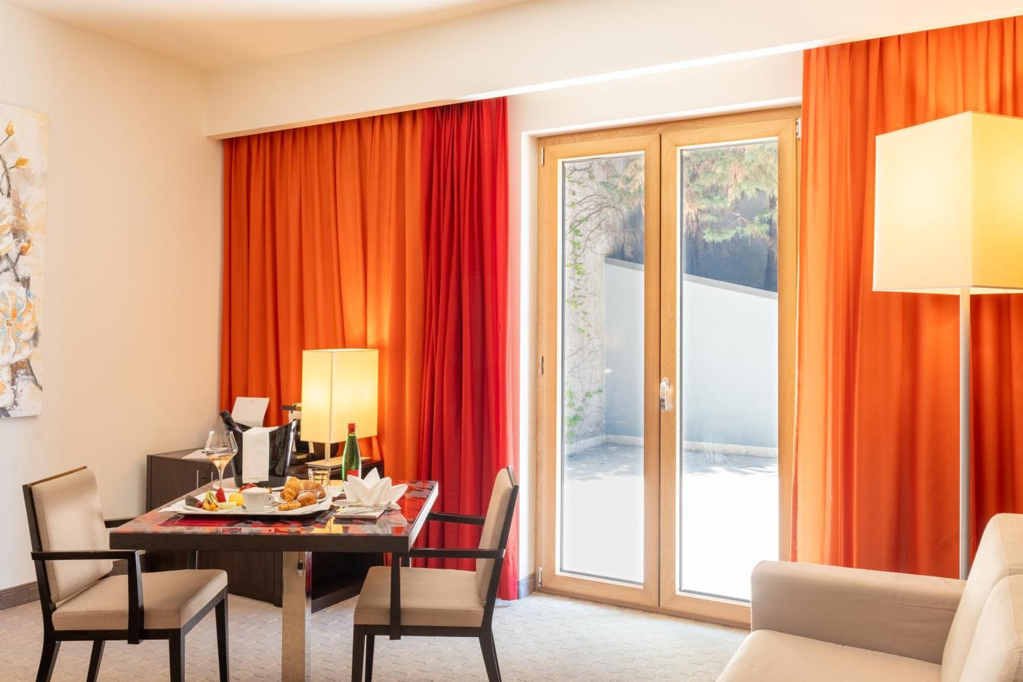 Ariha Hotel โกเซนซา ภายนอก รูปภาพ