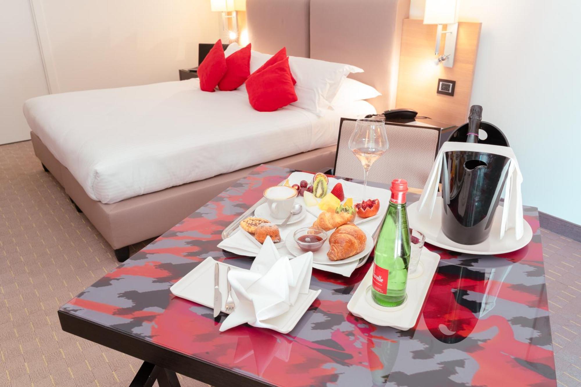 Ariha Hotel โกเซนซา ภายนอก รูปภาพ